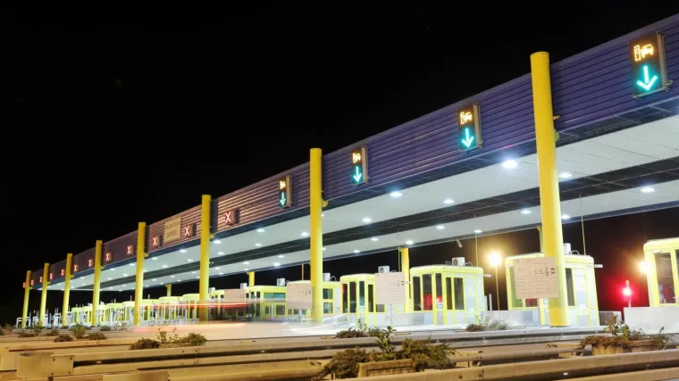 Hitna pod rotirkama prevozila pacijenta i udarila zaposlenicu kod naplatnih kućica