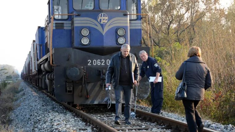 Vlak naletio na 22-godi&scaron;njaka, preminuo je u bolnici u Sisku