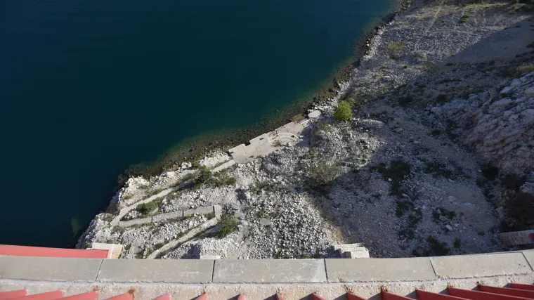 U tijeku potraga za tijelom ispod Masleničkog mosta: navodno je riječ o pilotu kanadera koji si je oduzeo život