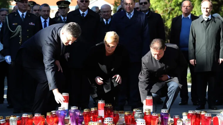 Državni vrh zapalio svijeće i položio vijence na Mirogoju