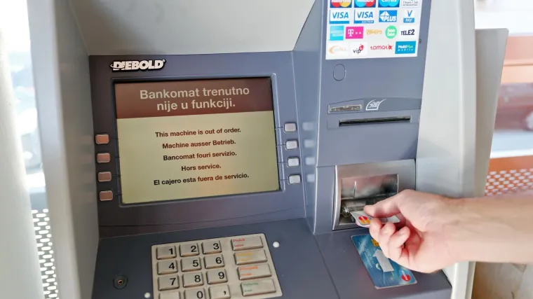 Na bankomat postavili skimmer i mikro kameru pa krali novac s računa