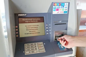 Na bankomat postavili skimmer i mikro kameru pa krali novac s računa
