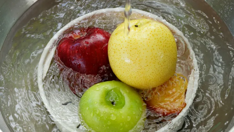 Nije dovoljna samo voda: ovo je najučinkovitiji način uklanjanja pesticida s voća