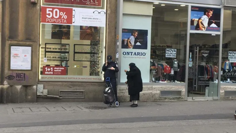 Zar je starica koja prosi na Ilici zaista najveći problem ove države? Na&scaron; čitatelj uhvatio trenutak u kojem bakicu legitimira policijac