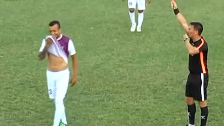 Pogledajte jedan od najbržih, ali i najglupljih crvenih kartona svih vremena