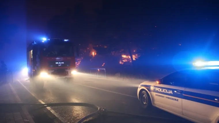 Jedna osoba je zbog udisanja dima trebala liječničku pomoć