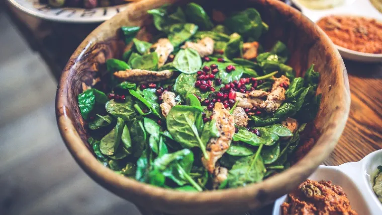 Da, salate su super ako želi&scaron; izgubiti par kilograma, ali neće&scaron; daleko dogurati ako u njih stavlja&scaron; ovih 7 stvari