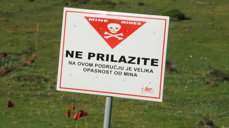 Otac i sin koji su zamalo izgubili život zbog mine u polju upozoravaju: 'Otići će netko u zrak'