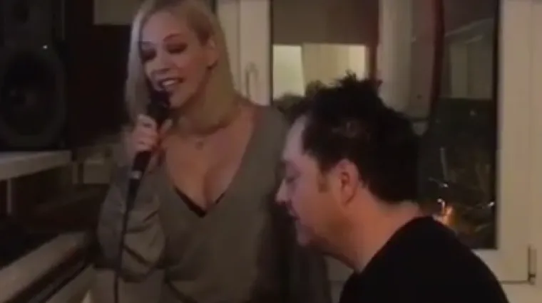 Pjevačica opet pokrenula glasine da je povećala grudi