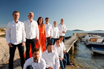 Prekrasna Fani Čapalija u novom spotu za klapu Rišpet