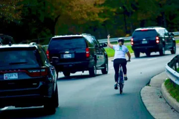 Vozila se biciklom uz Trumpov auto i pokazala mu srednji prst, a potom dobila otkaz