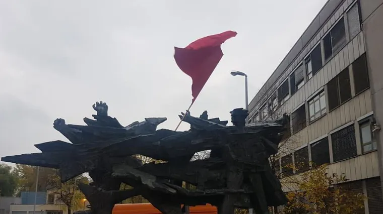 Maskirani mu&scaron;karci naoružani pendrecima uz kori&scaron;tenje nasilja poku&scaron;ali skinuti crvenu zastavu postavljenu ispred Filozofskog fakulteta