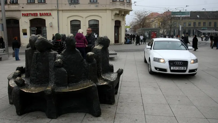 76-godi&scaron;njak autom jurio glavnim osječkim trgom, lupio policijski auto pa im bježao