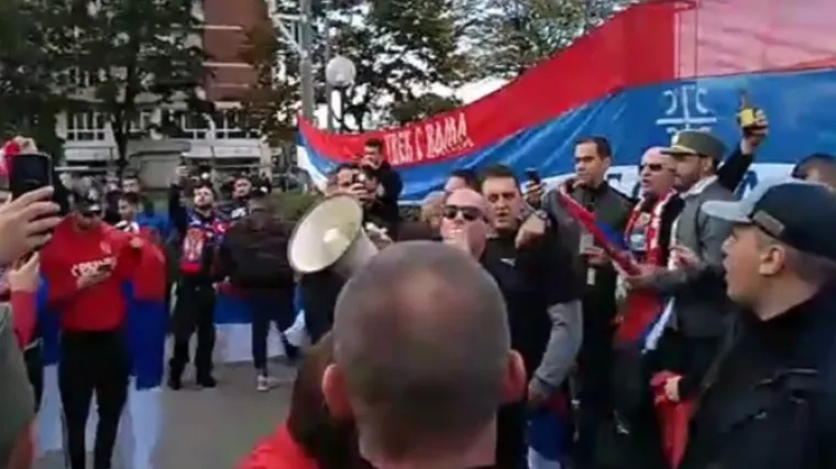 Srbi isticali političke zastave, veličali zločince i u Beču napravili pravi četnički dernek