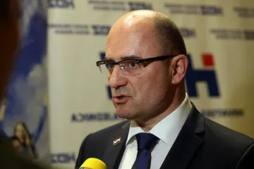 'On je licemjeran i kukavica. Da je domoljub predao bi se, ne bi se kao fol dragovoljno prijavio pa odbio izručenje'