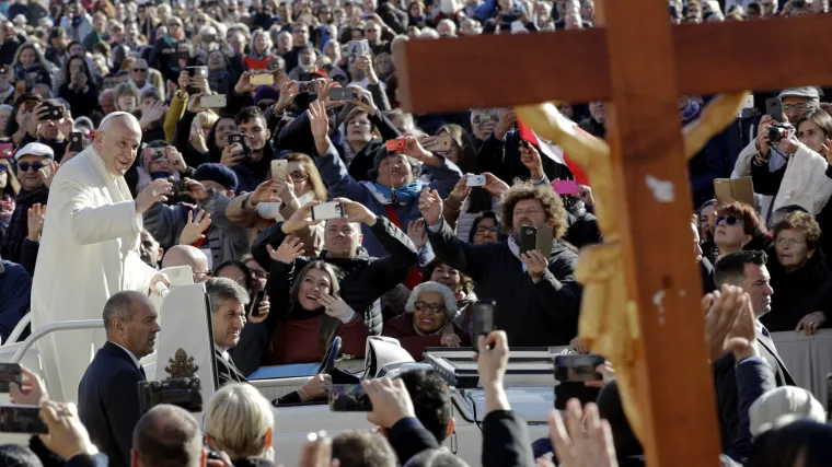 Papa Franjo kritizira: 'Misa nije spektakl, spremite mobitele i ne snimajte'
