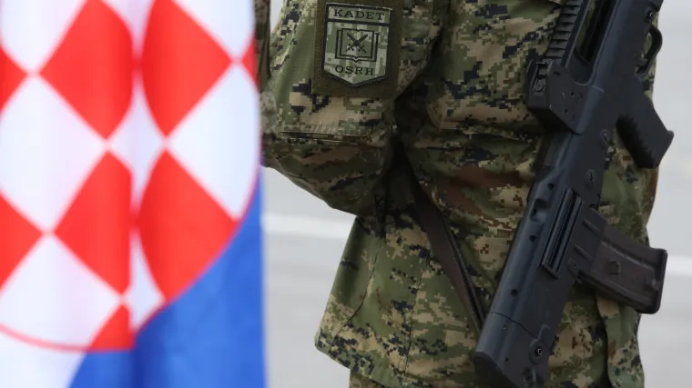 Kako izgleda služenje profesionalnog vojnog roka? Direkt s budućim vojnicima u Požegi na dan kad su učili pucati