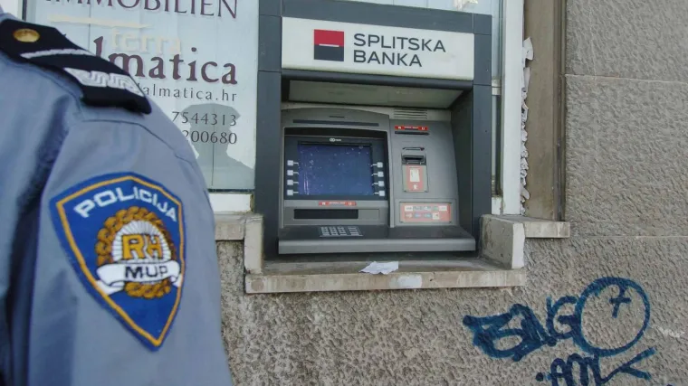 U Zagrebu uni&scaron;ten jo&scaron; jedan bankomat: razvaljen je pajserom, ali nije poznato je li ukraden novac, policija istražuje slučaj