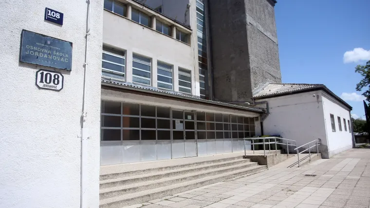 Nakon napada u OŠ Jordanovac policija poručuje: 'Identificirana je  osoba koja se dovodi u vezu s ovim događajem i poduzimamo sve preventivne mjere'