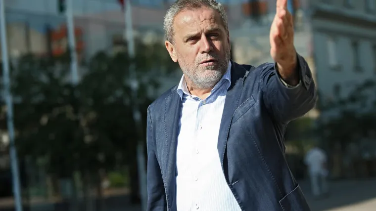 Mrtav ozbiljan pozvao na 'prezentaciju sanacije poklopaca koji klapaju'