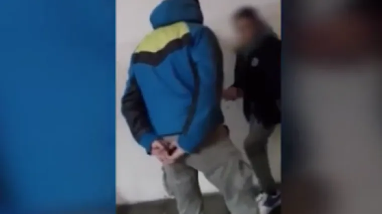 Nova snimka brutalnog vr&scaron;njačkog nasilja u &scaron;koli u Srbiji: tukli učenika pa ga prisilili da im ljubi ruke