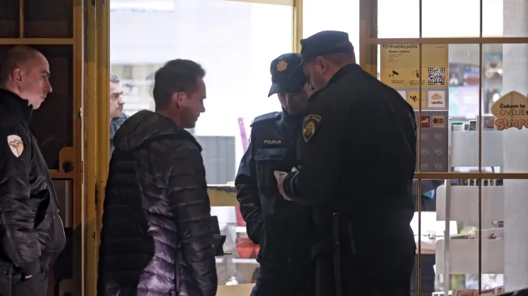 Mu&scaron;karac upao u po&scaron;tu, pi&scaron;toljem zaprijetio djelatnici pa pobjegao s novcem, potjera u tijeku!