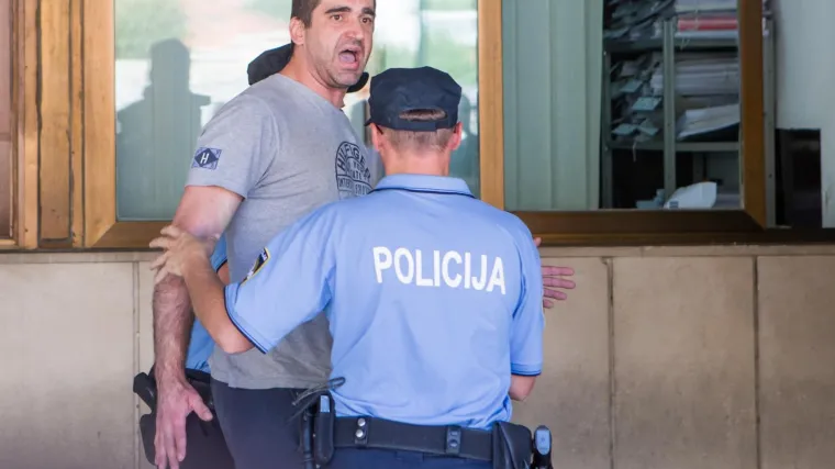 Djevojci je stavio pištolj u usta, a kod privođenja je rastrgao lisice