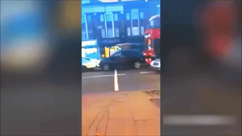 Bez zaustavljanja autobus pun putnika gazio sve pred sobom