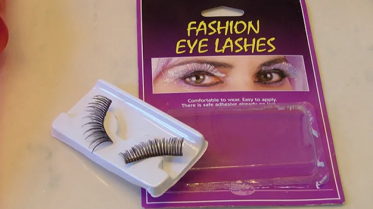 Ako nikad ne znaš gdje pospremiti umjetne trepavice i ljepilo, postoji jedan stvarno jednostavan trik