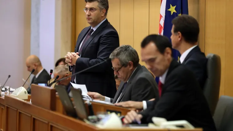 Ponoćni cirkus: SDP nije uspio okupiti sve oporbene zastupnike, nakon 14 sati Vlada preživjela opoziv