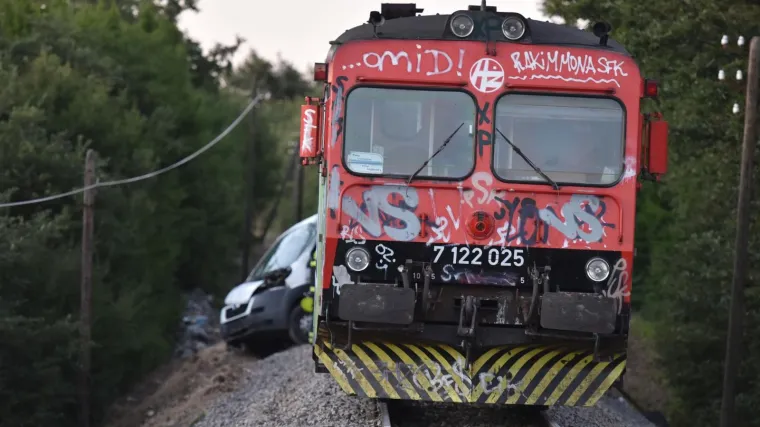 Putnički vlak naletio je na kombi, jedna osoba prevezena žurno u bolnicu