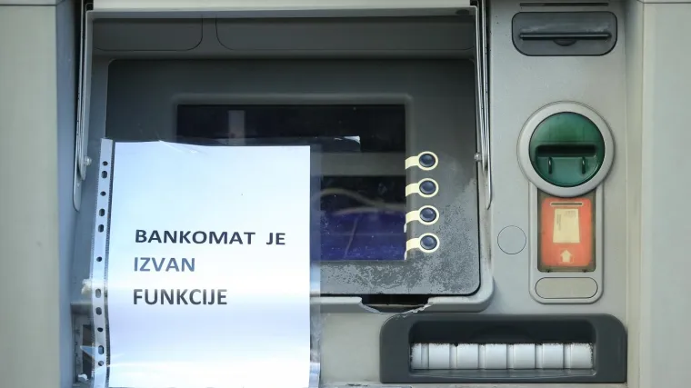 U samo sat i pol, usred noći, lopovi ispraznili dva bankomata