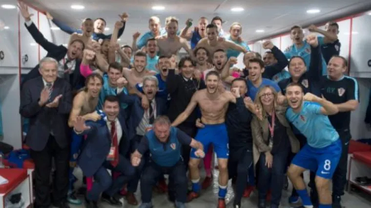 Vatreni selfiejem proslavili plasman na Svjetsko prvenstvo: 'Rusijo, stižemo!'; Čestitke stižu i iz svijeta