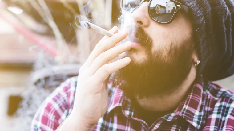 Alkohol i marihuana imaju vrlo različite učinke na zdravlje - evo &scaron;to je gore