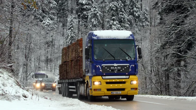 Vozači, oprez! U Gorskom kotaru snijeg, u priobalju jaka bura: u gorje sa zimskom opremom
