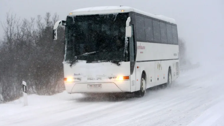 Autobus pun putnika sletio s ceste kod Gračaca: 'Ljudi su vri&scaron;tali i plakali od straha'