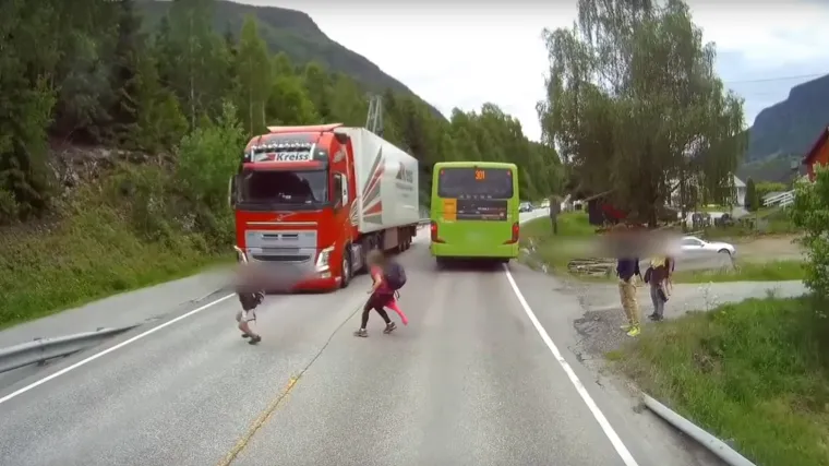 Dječak poku&scaron;ao pretrčati cestu i zamalo naletio na jureće vozilo: nevjerojatna reakcija vozača spasila mu život