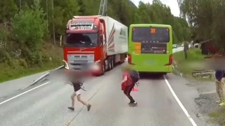 Dječak neoprezno pretrčavao cestu, munjevita reakcija vozača kamiona spasila mu je život