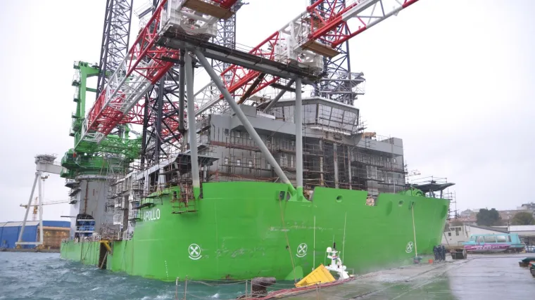 Oko Uljanikova broda za prijevoz goriva uočena plutajuća naftna mrlja