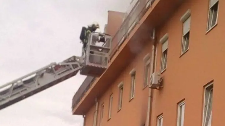 U stanu prepunom dima umro mu&scaron;karac prikopčan na aparate