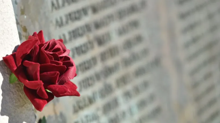 Dirljivi susret: sestra poginulog dječaka otkrila tko mu je punih 70 godina nosio cvijeće na grob