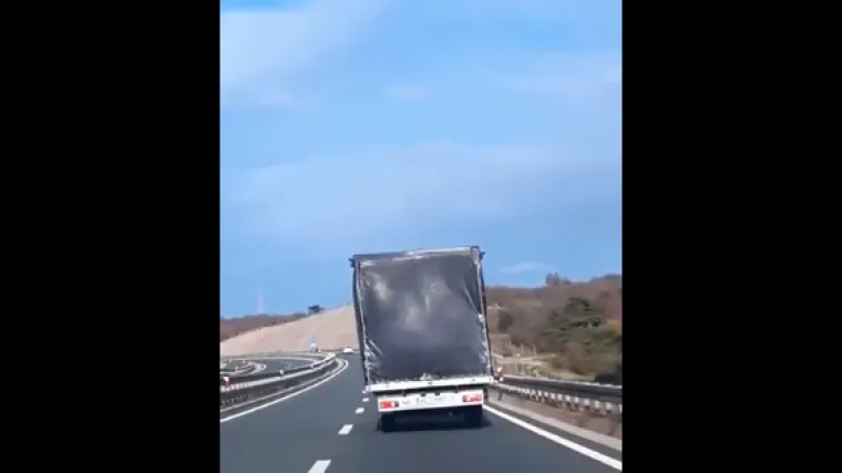 Zamalo ga otpuhalo: poljski vozač kamiona zbog jakog vjetra zavr&scaron;io na dva kotača