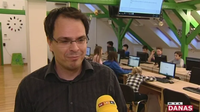 Zidovi od hardvera, sat od mi&scaron;eva: učitelj informatike osmislio pristupačnu i zabavnu učionicu