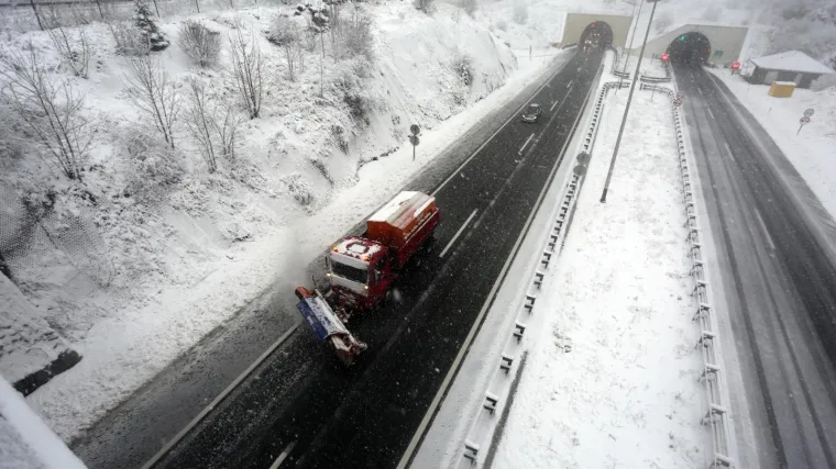 Zbog olujne bure i snijega zatvorene brojne prometnice - HAK objavio upute
