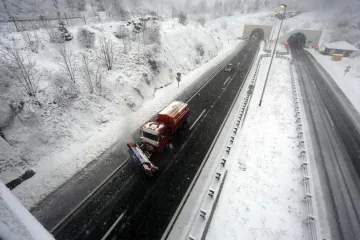 Zbog olujne bure i snijega zatvorene brojne prometnice - HAK objavio upute