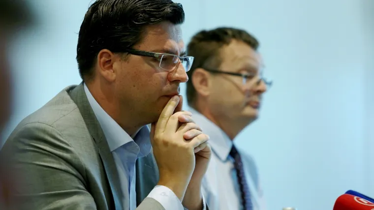 'Neka odstupi i vrati novac'