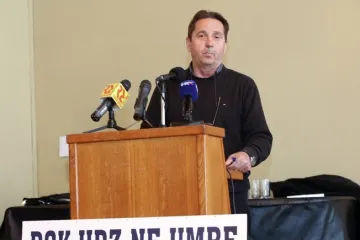 Petrina napravio show na sjednici Skupštine: donio transparent s brutalnim uvredama upućenim HDZ-u