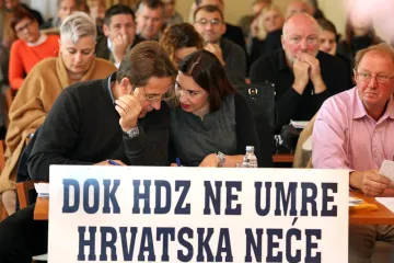 STIPE PETRINA PONOVNO PROVOCIRA U SKUPŠTINI: Na sjednicu donio transparent sa snažnom porukom