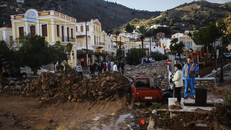 Bujice preplavile grčke gradove: najmanje desetero ljudi poginulo u poplavama pored Atene