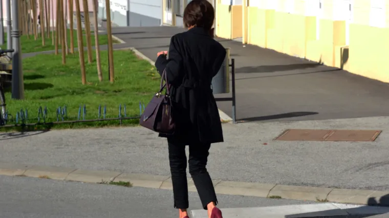 Nijedna udruga za prava žena ju ne brani, a sin Mare Tomašević nakon incidenta s daljinskim svjedočio u očevu korist